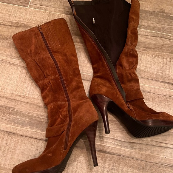 Michael Kors Boots Suede Cognac Never Worn Size 8 Gold Buckel - Picture 3 of 5